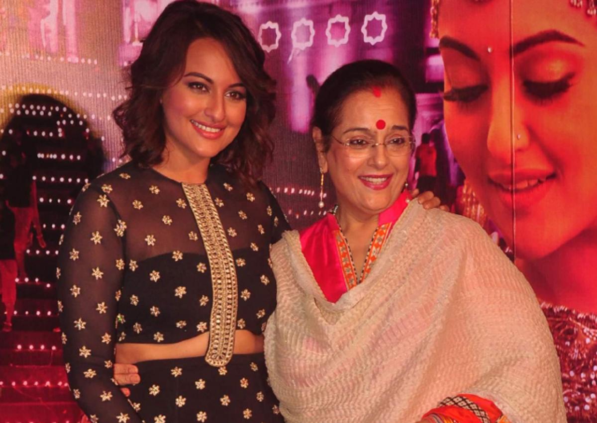 Poonam Sinha surprises Sonakshi on Indian Idol Junior set